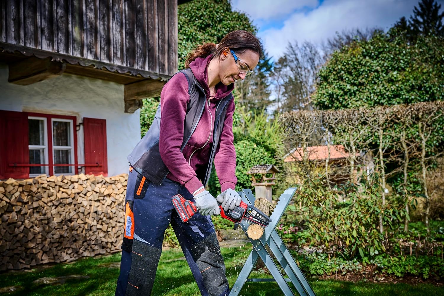 Einhell Akumulátorová řetězová pila GE-PS 18/15 Li Bag Kit Power X-Change (18 V, Brushless, délka řezu 12,5 cm, vč. baterie 2,5 Ah, nabíječka, náhradní řetěz, Einhell Bag 45/29) - Obrázek 4
